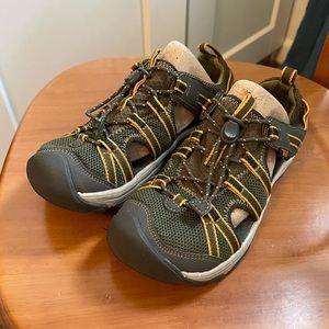 Boys Teva sandals size 1 little boys.